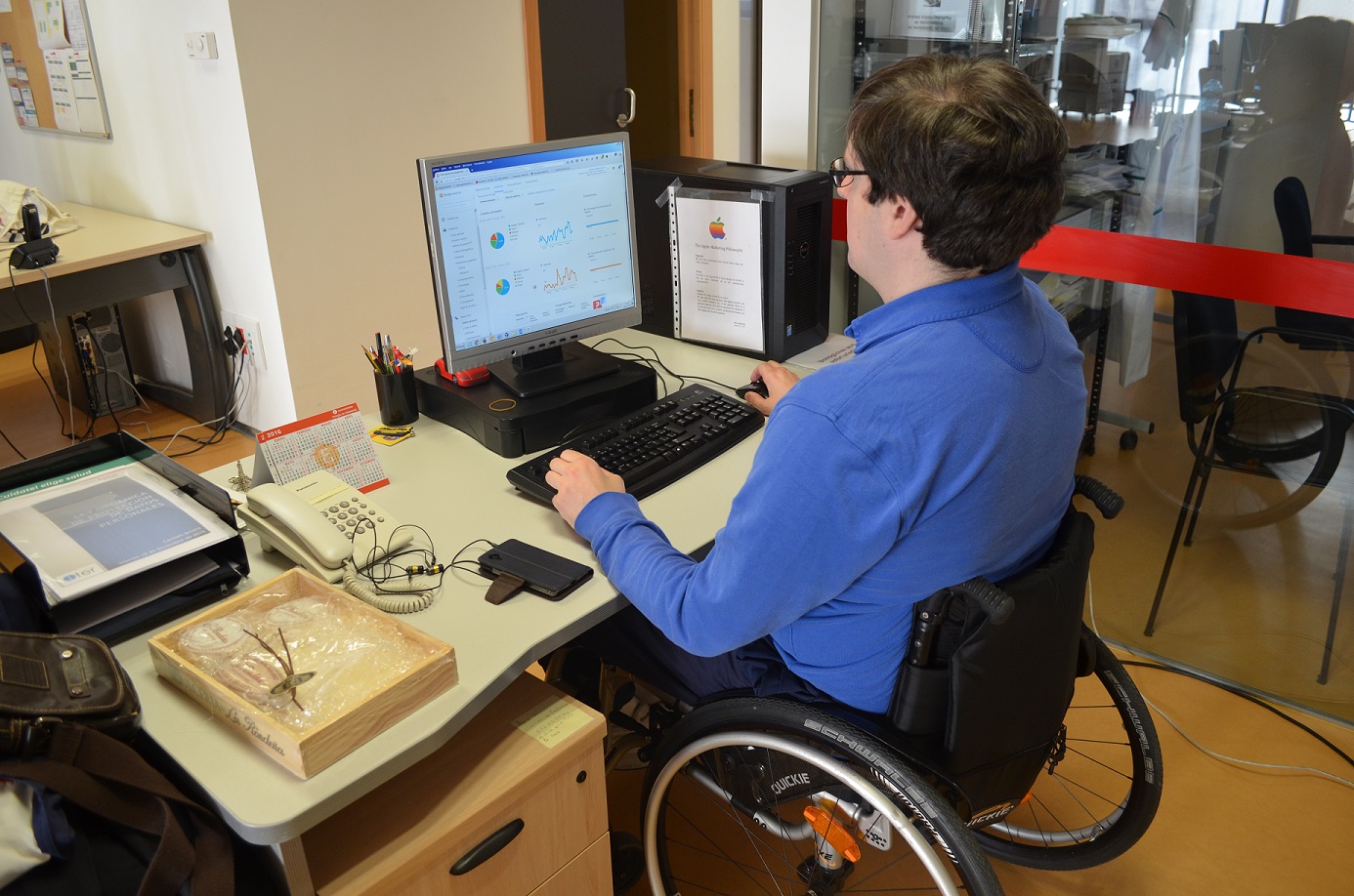fotografía de una persona con discapacidad trabajando en una empresa
